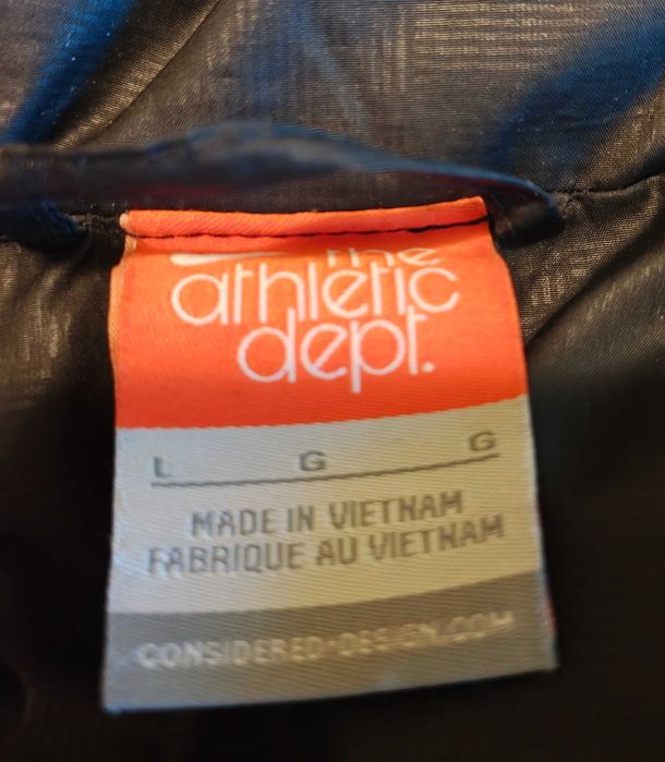 Vând vesta Nike unisex, neagra, mărimea L. Ușoară și calduroasa.