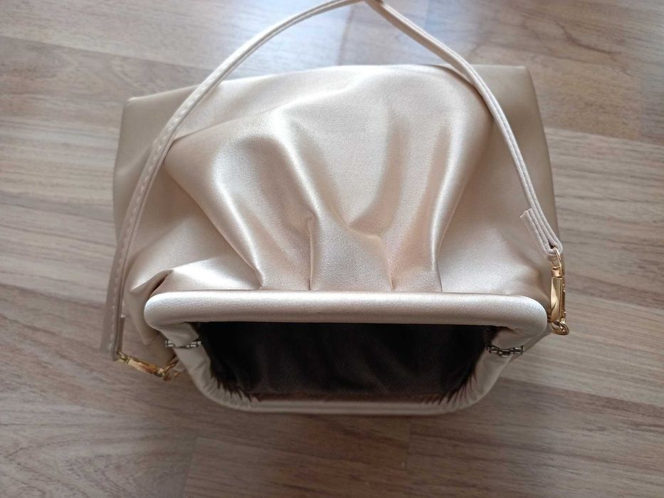 Нова дамска чанта плик/през рамо от сатен в телесен/бежов цвят