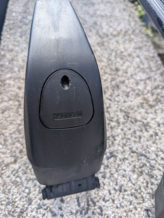 Продавам оригинален багажник за таван за Пежо 206