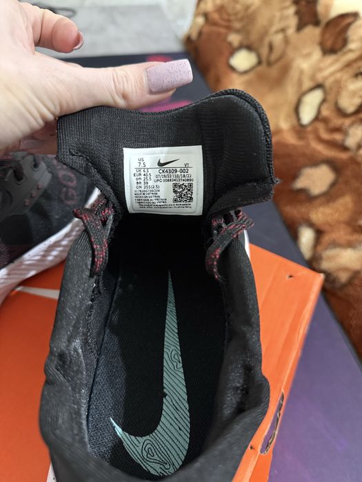 Новые кроссовки NIKE