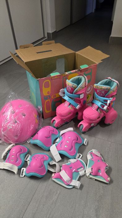 Role copii cu lumini LED si set complet protectie (roz, fete) XS