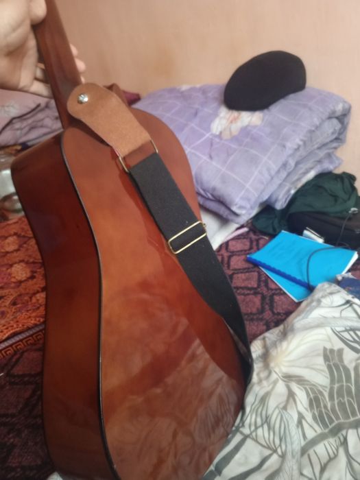 Akustik gitara  sotiladi