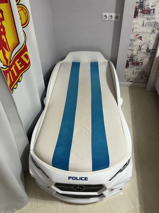 Детская кровать-машинка