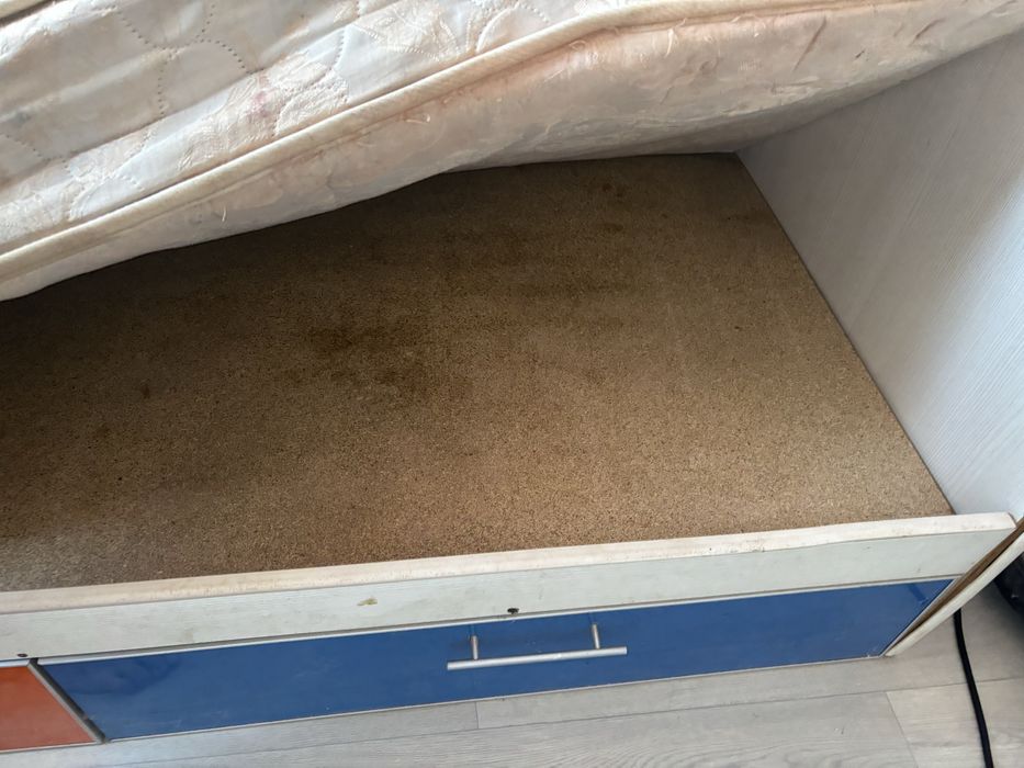 Продам кровать и стол
