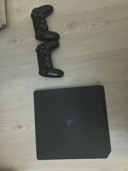 Ps 4 +2 kontrolera+hdmi+zaryadno za kontrolerite
