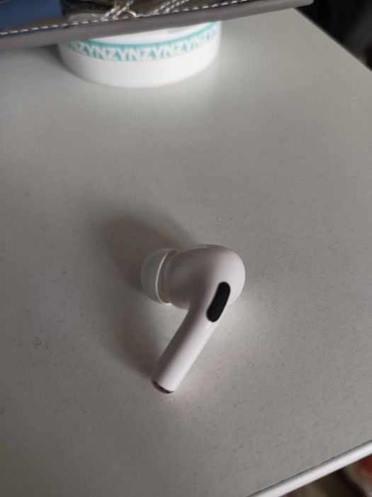 Apple airpod лява