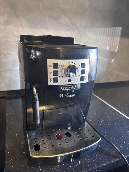 Vând espressor De'Longhi Magnifica S