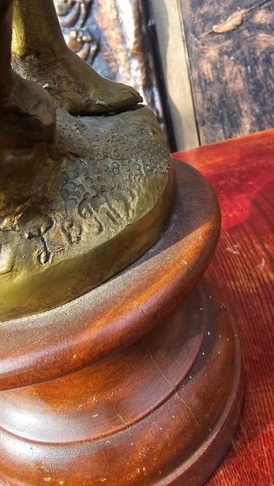 Două vechi statuiete din bronz Semnate