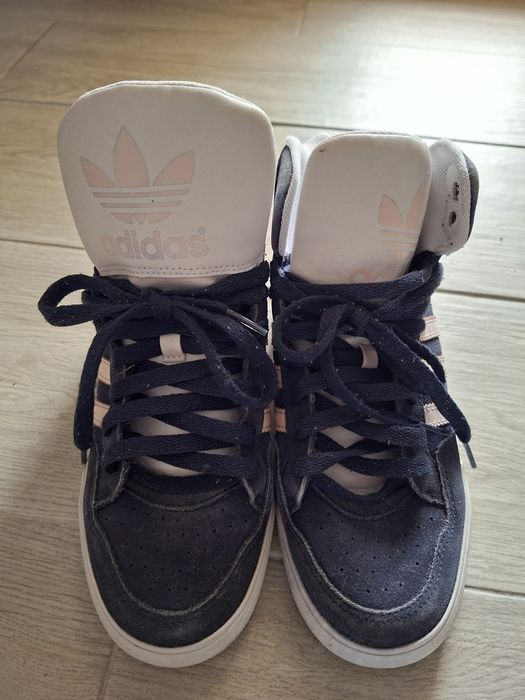 Vând bascheți ADIDAS