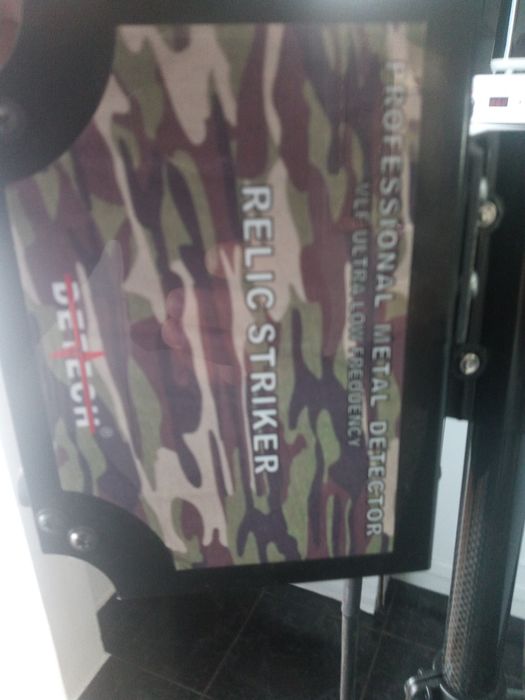 Vând detector metale Relic Striker