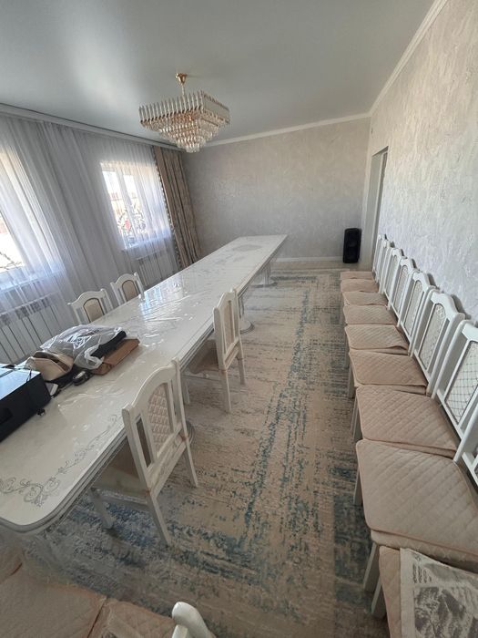 Стол и стулья для гостиной