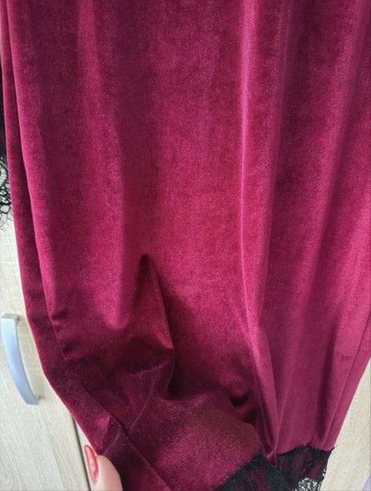 Rochie burgundie din catifea cu dantela neagra