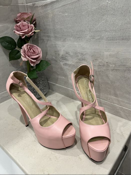 Розови сандали на висок ток
