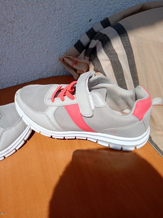 Vând pantofi sport, purtați dat in stare buna, mărimea 38, produs de c