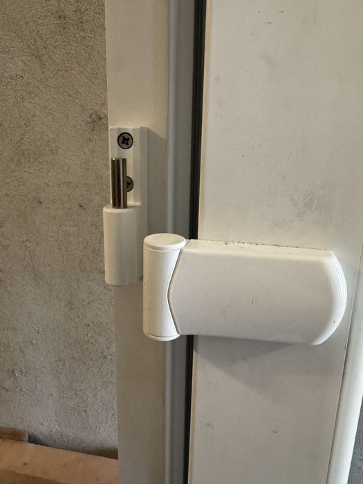 PVC врата с усилени панти