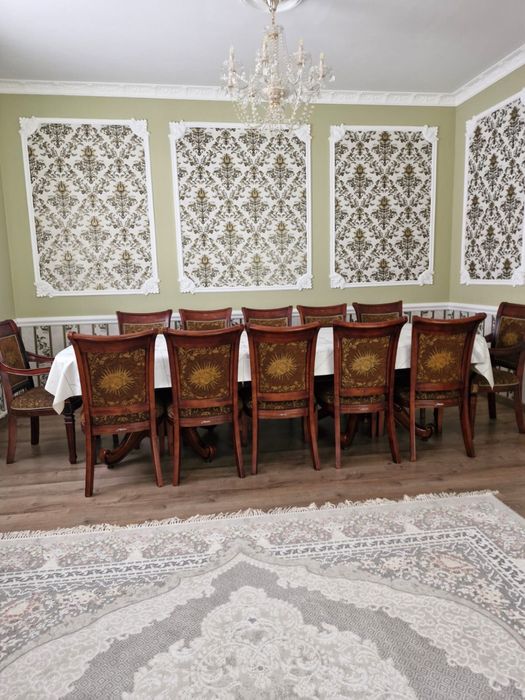 Стол со стульми на 12 персон