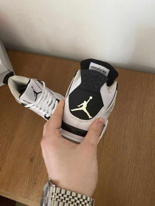 Nike Air Jordan 4 Retro "Military Black".