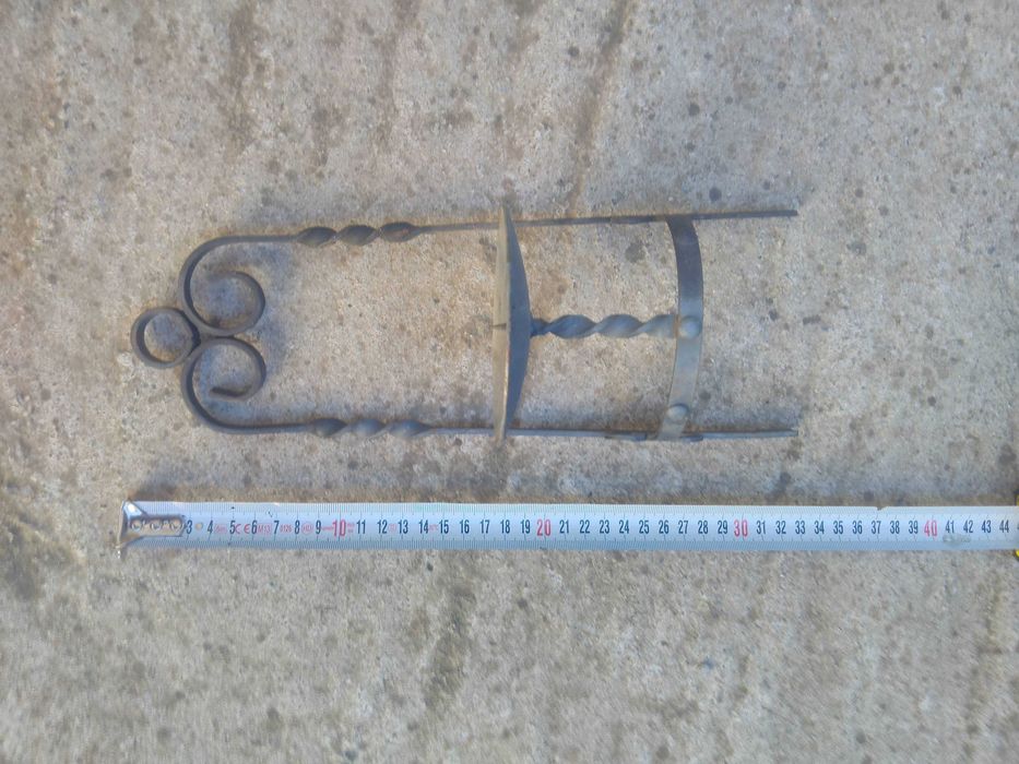 Продавам много стар свещник от ковано желязо