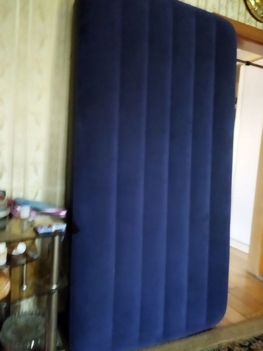 Надувной матрас вместе с насосом