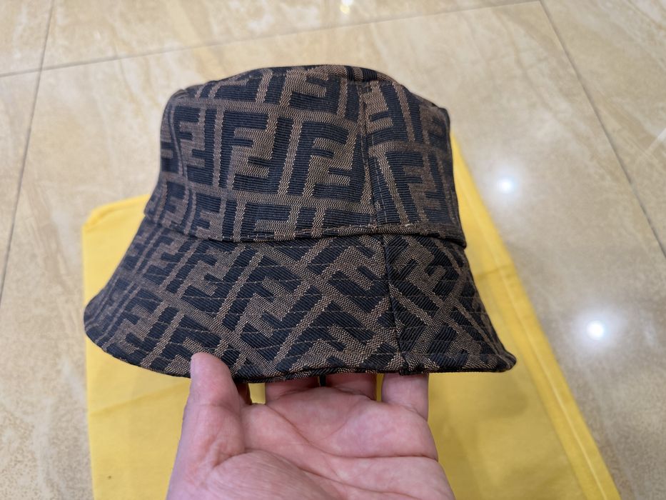 Дамска Шапка Fend...