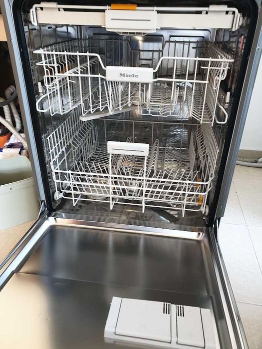 XXL Съдомиялна Miele - Auto Open - 14 Комплекта - Пълно Вграждане 60см