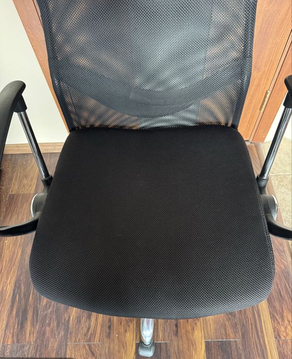 Офис стол с мрежеста  облегалка и регулируема седалка