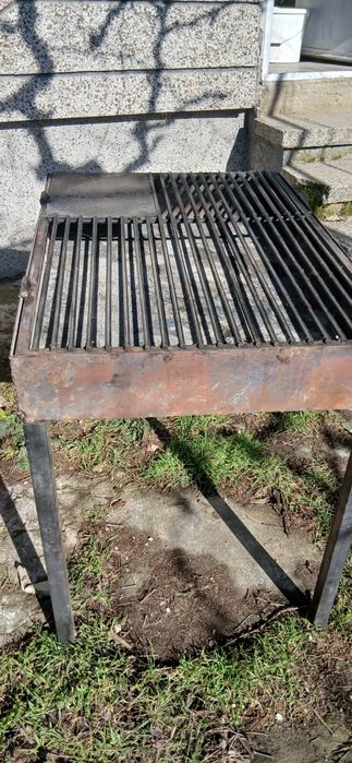 Барбекю за дървени въглища