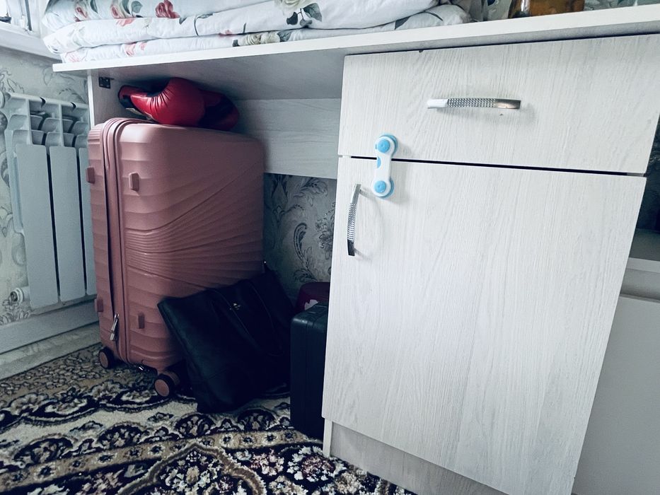 письменный стол.