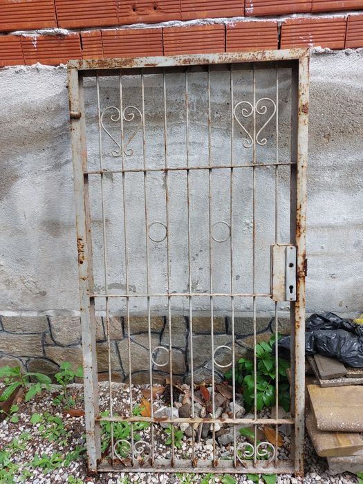 Желязна врата със рамка