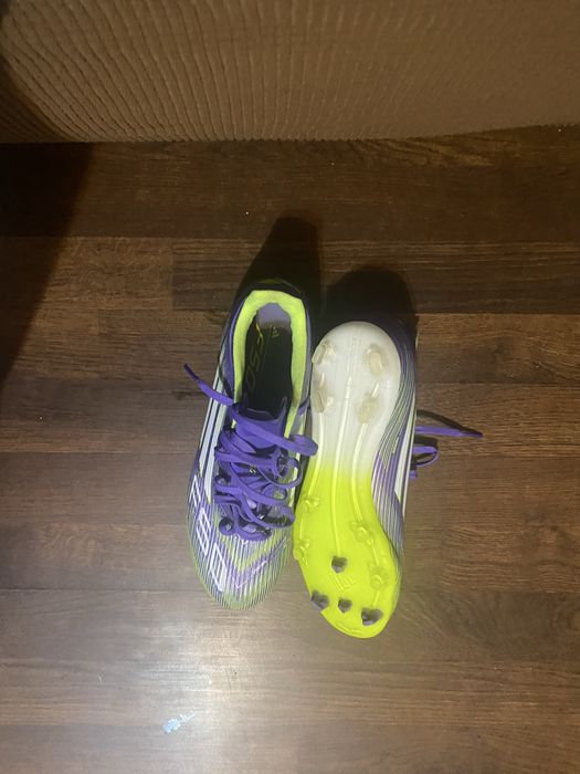 Ghete de fotbal cu crampoane adidasi f50 marimea 43 350 de lei negoc