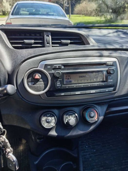 Toyota yaris 1.0 2013 г