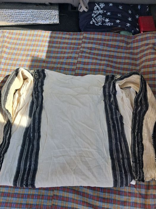 Продавам копринени дамски ризи.