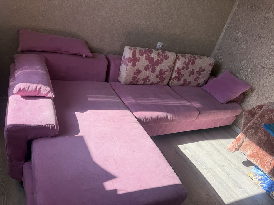 Диван розовый ….