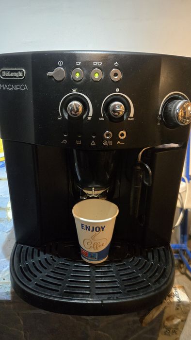 Aparat de cafea cu boabe Delonghi