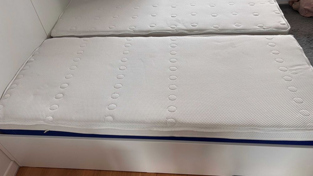 2 paturi copii albe, saltea spuma poliuretanica