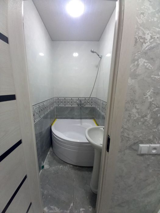 Srochno 2xonalik evroremont uy sotiladi 62000 Sergeli 1- bekat. 2/2/12