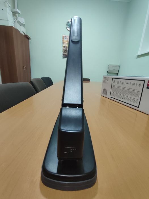 Продается большой степлер для книг