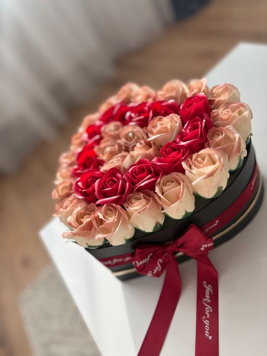 Aranjament elegant cu 39 de trandafiri roșii și roz