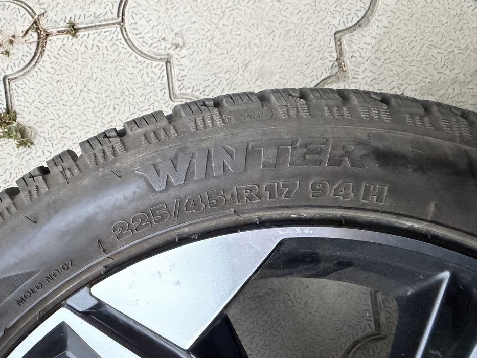 Продам зимние резины 225/45/17