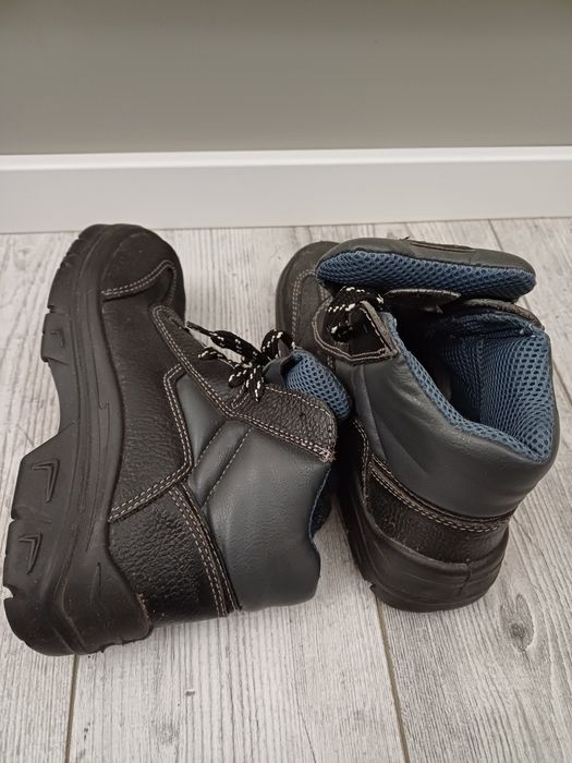 Bocanci de munte și de iarna