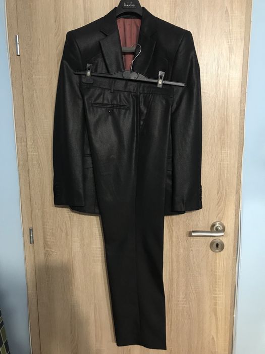 Мъжки костюм на марката Парушев и Теодор