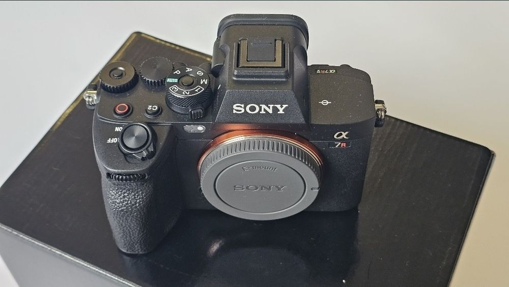 Продавам тяло Sony A7R V в отлично състояние