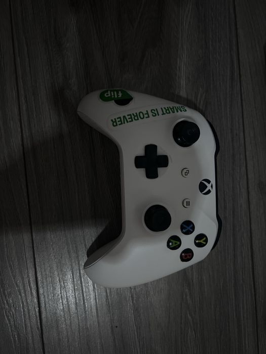 Xbox one s hard disk defect cu maneta 3  jocuri Sau Schimb cu iphone