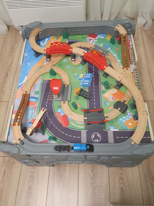 Игрален комплект Hape - Дървена влакова композиция с маса, 70 части