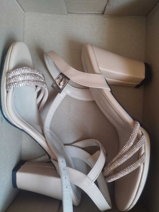 Продавам 4 рокли  и токчета!