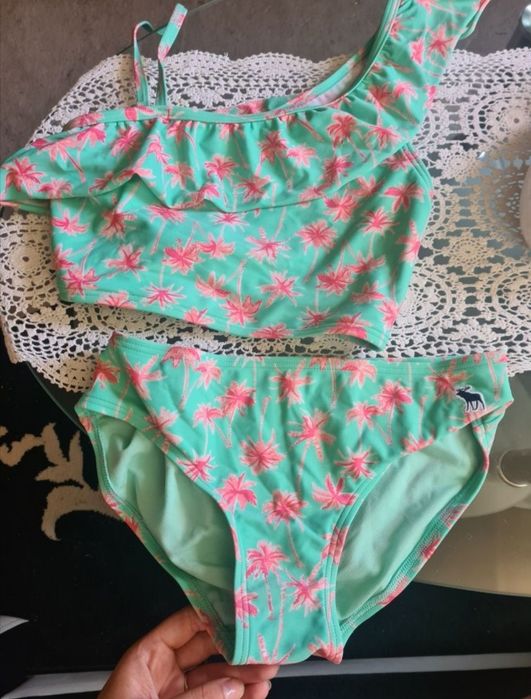 Продавам свежо боди и бански два модела и потник и бюстиета