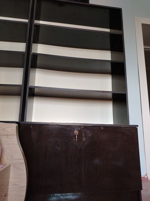 Книжный шкаф б/у 300 000 сум