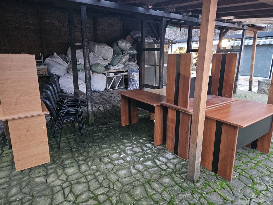 Подарявам офис маси до неделя вечерта