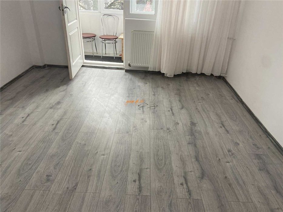 Soarelui , 2 camere decomandat , renovat , centrala proprie , comision ZERO