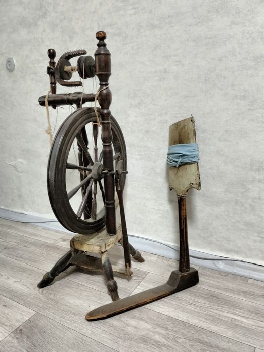 Прялка ножная деревянная